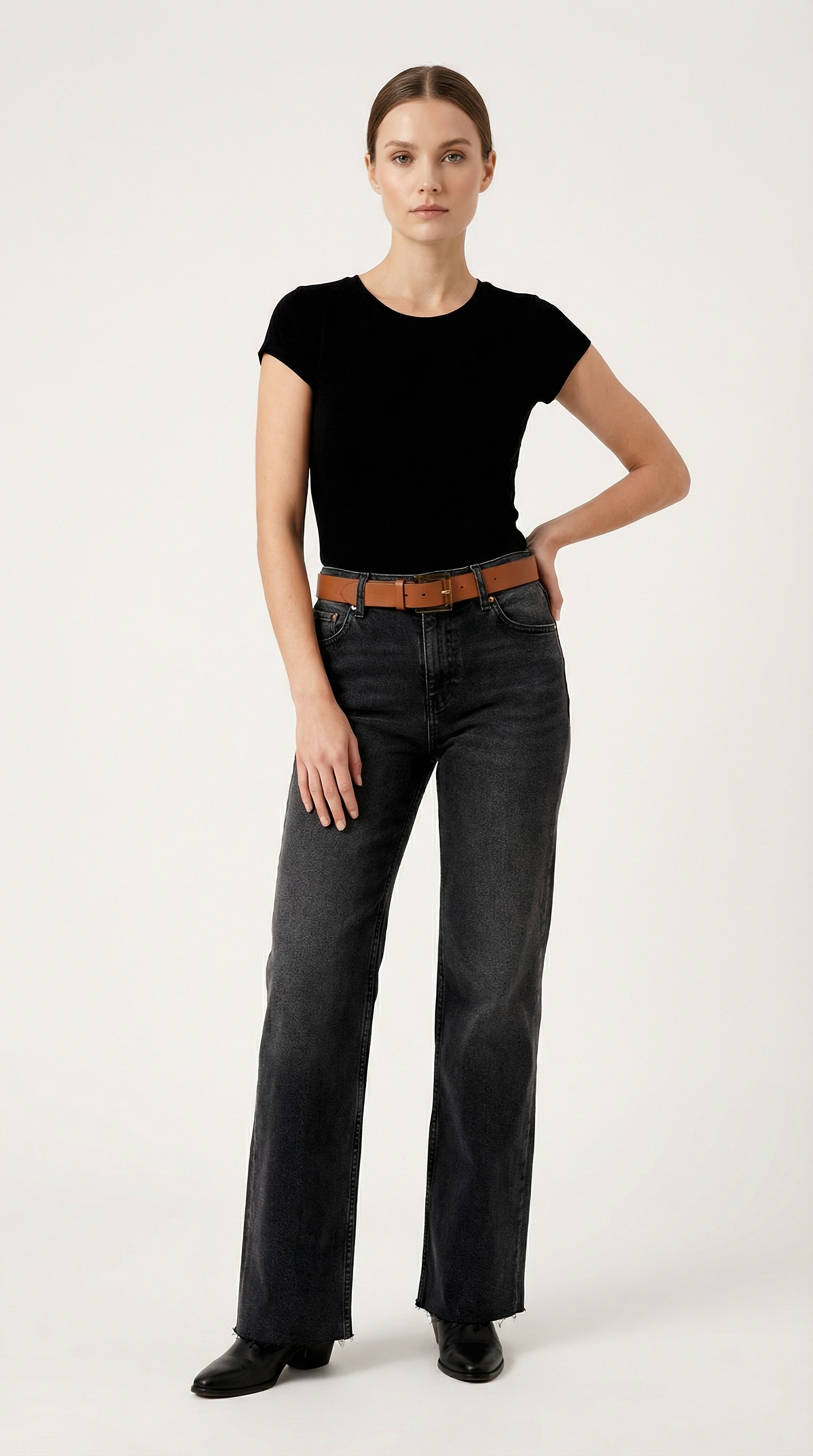 Дънки в избелено черно с широк крачол